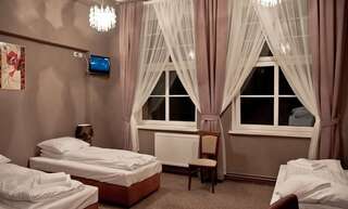 Отели типа «постель и завтрак» Pensjonat Szczecinek Щецинек Четырехместный номер-1